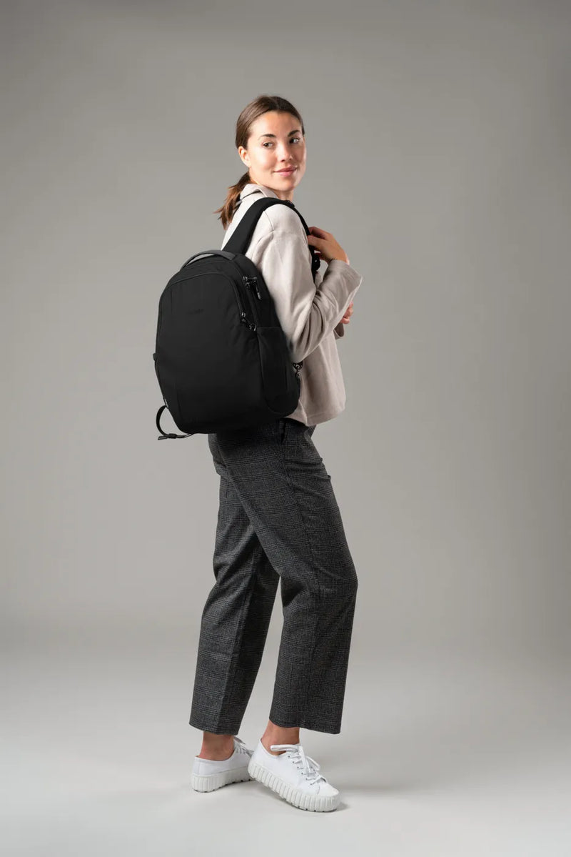 Pacsafe Metrosafe LS350 worn while travelling