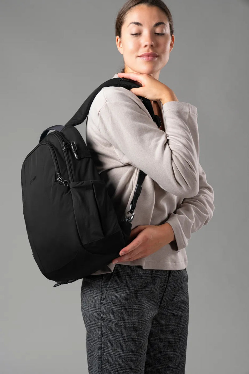 Pacsafe Metrosafe LS350 worn while travelling