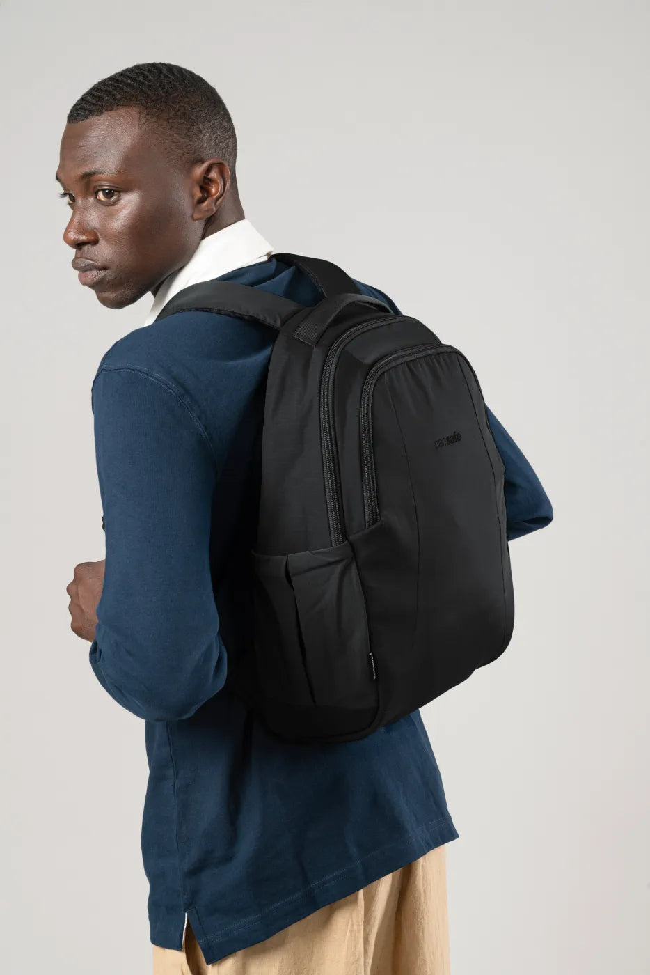 Pacsafe Metrosafe LS350 worn while travelling
