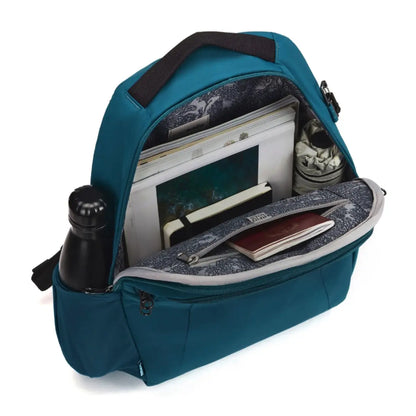 Internal pockets help keep your gear organized