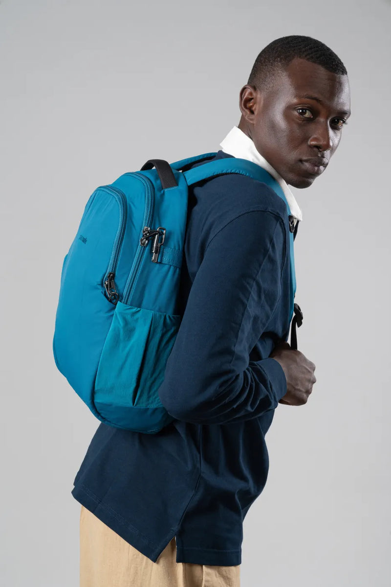 Pacsafe Metrosafe LS350 worn while travelling