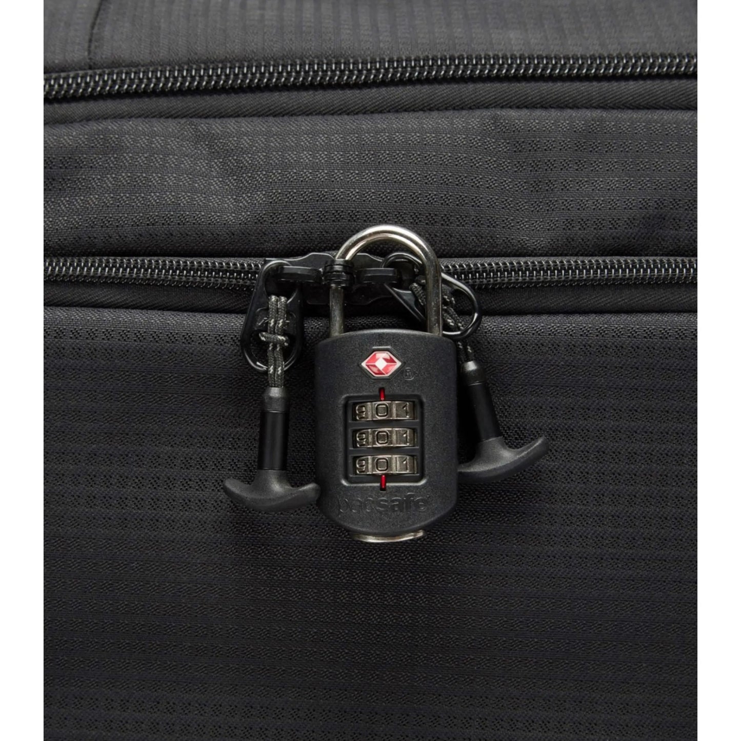 Travel Sentry® Approved combination lock included (bag for display purpose only)