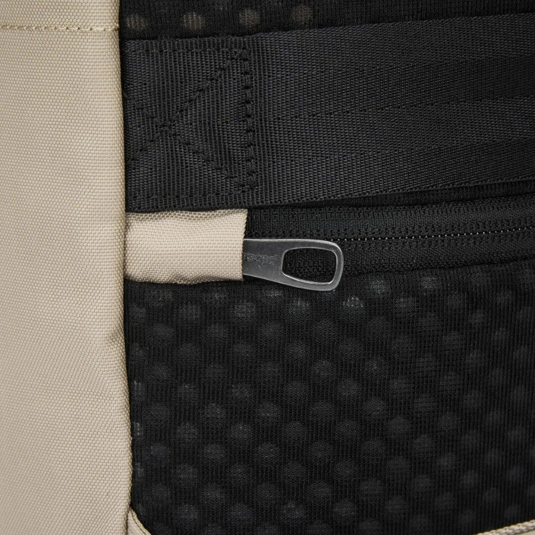 Pacsafe V City anti-theft detail