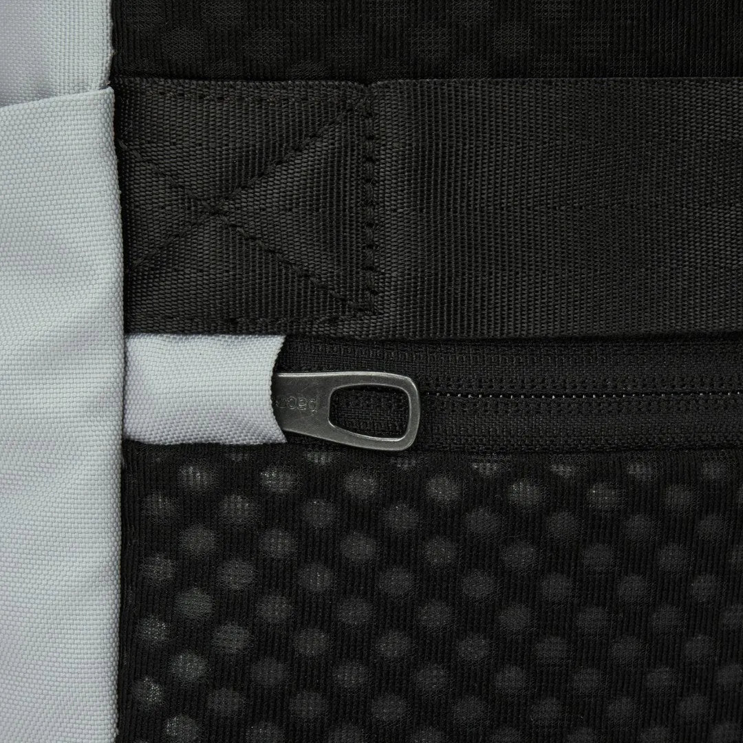 Pacsafe V Tour 26L anti-theft detail