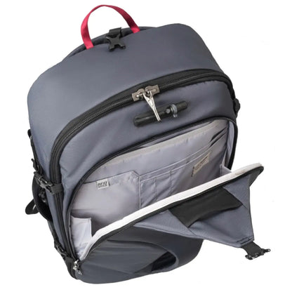 Internal pockets and pen loop to keep your gear organized