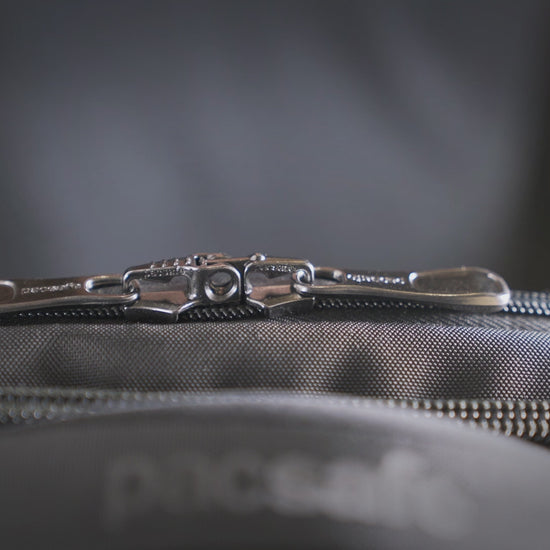 Pacsafe self locking zipper demonstration