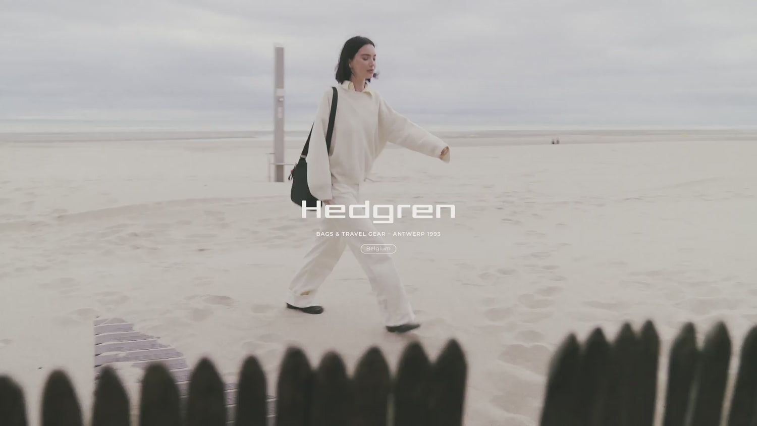 Hedgren shoulder bag on the beach, Hedgren Icon collection