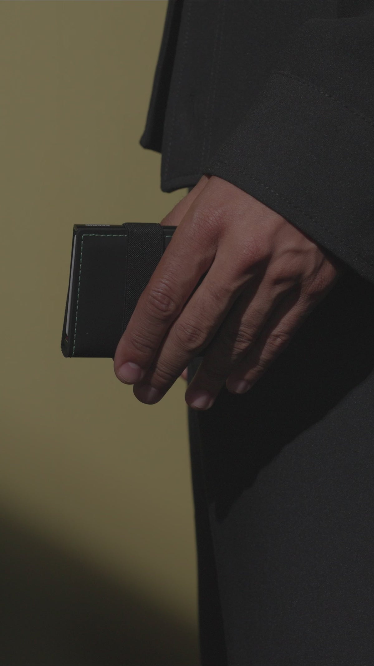 Secrid Bandwallet Black and Green video