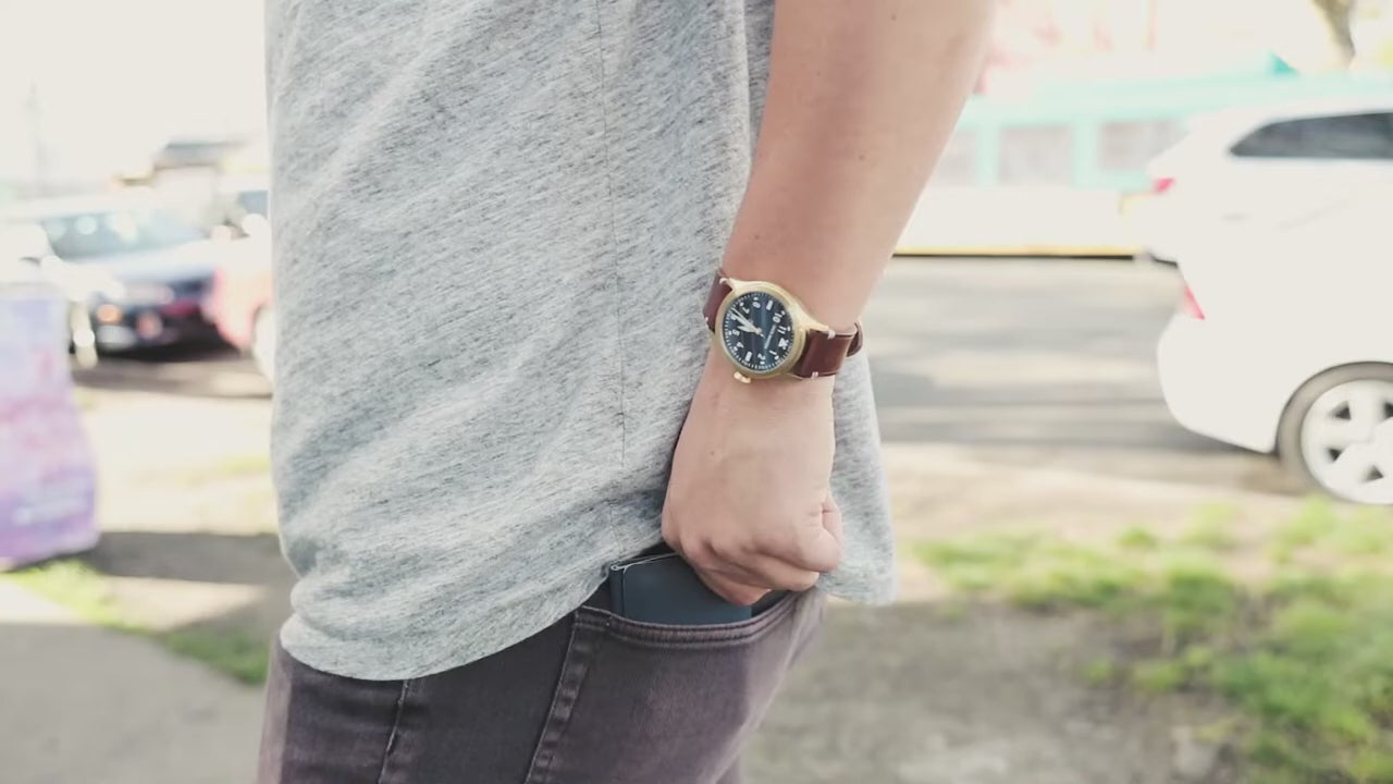 Pacsafe RFIDsafe - TEC Sleeve Wallet - Navy demo video