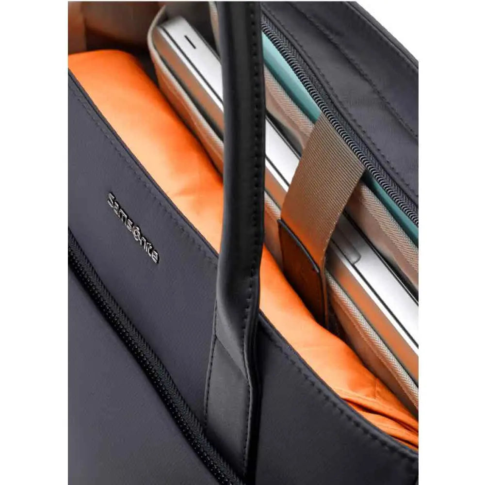 15.4" Laptop compartment