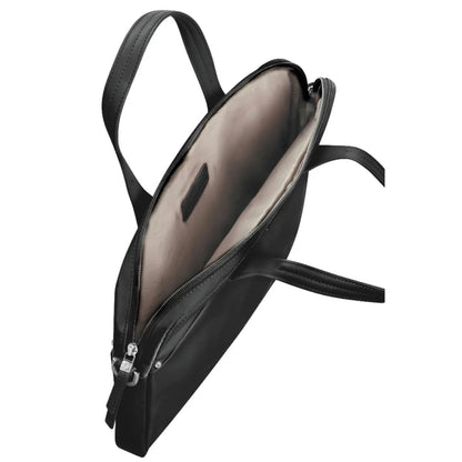 Zippered spacious main compartment