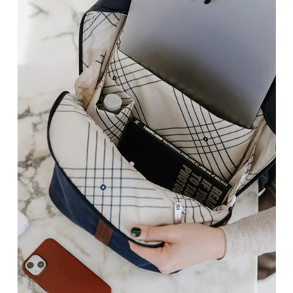 Laptop compartment at rear of bag