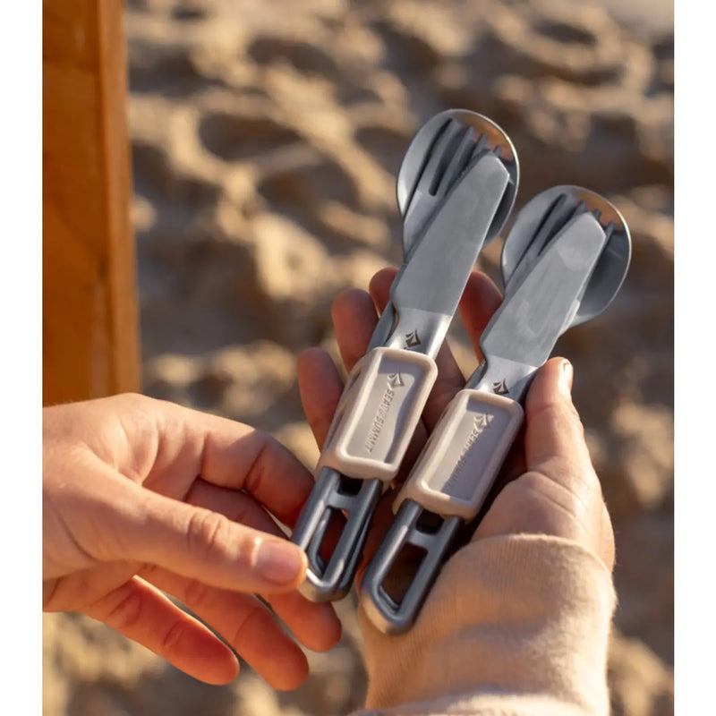 Magnetized silicone rubber keeper to hold the set together, prevent sliding and provide rattle-free storage during transport