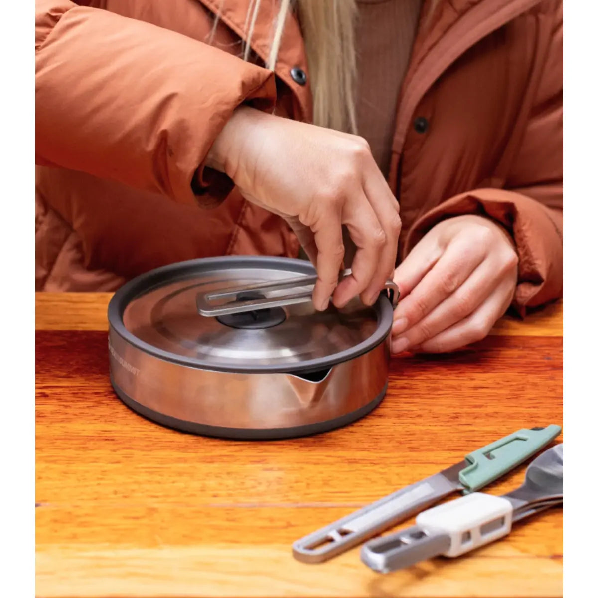 Dual Click-Safe handles allow you to secure the lid/contents for transport