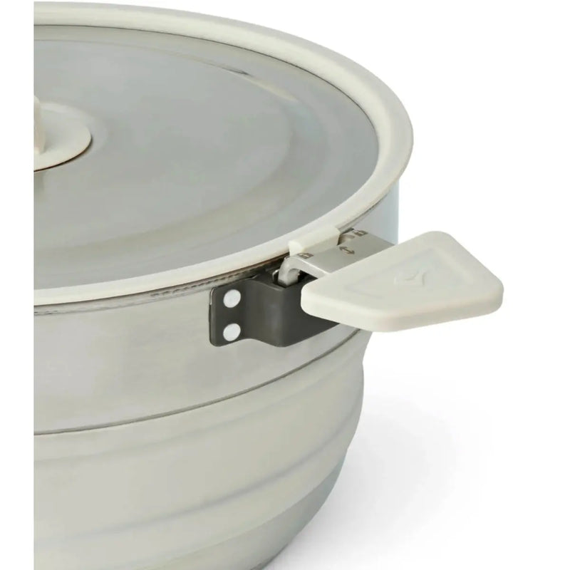 Dual Click-Safe handles allow you to securely hold, carry or pour from the pot, and can be reversed to secure the lid/contents for transport