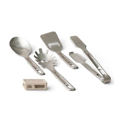 Set includes a serving spoon, slotted spoon, tongs, spatula and a magnetised silicone rubber keeper