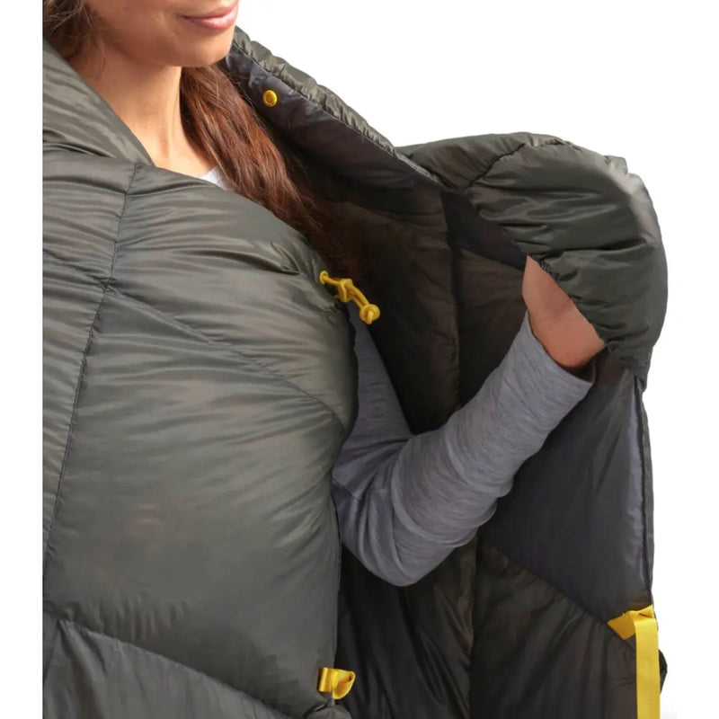 Recycled 10D nylon shell with a non-PFAS DWR finish and a 10D nylon liner for pure comfort