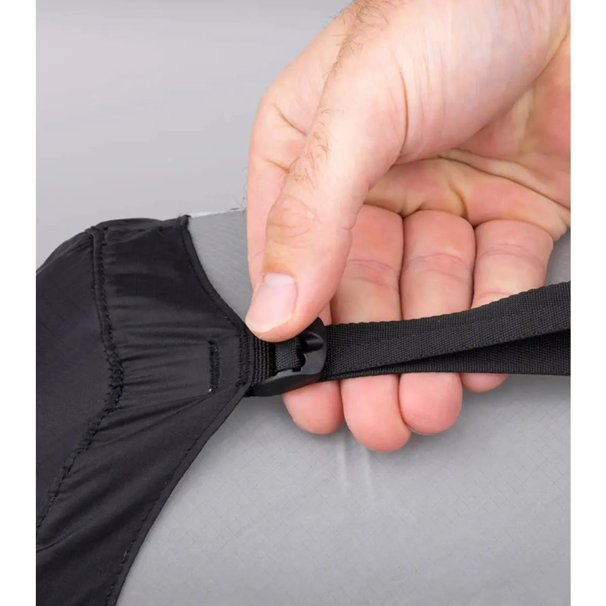 Eliminate bulging and achieve even compression using the four straps with two ladderlock and two easy-access side-release buckles