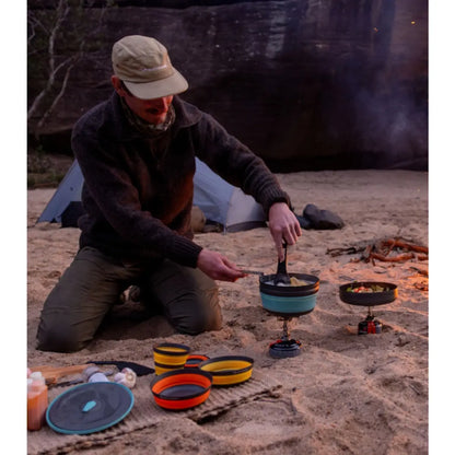 Hard anodized aluminium base and lid with easy-to-hold silicone rubber lid grip: functional and ergonomic