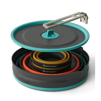 Removable Click-Safe handle allows secure handling and can be reversed to hold the lid and nesting contents in place for storage