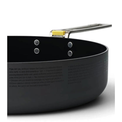 Hard-anodized aluminium alloy for excellent heat transfer and a ceramic non-stick coating for easy cooking and clean-up