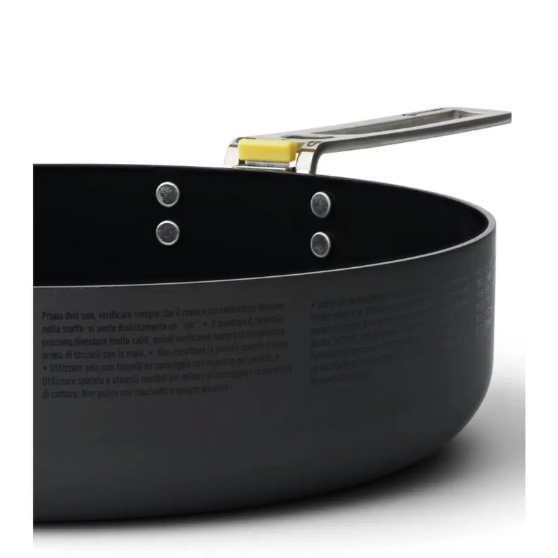 Hard-anodized aluminium alloy for excellent heat transfer and a ceramic non-stick coating for easy cooking and clean-up