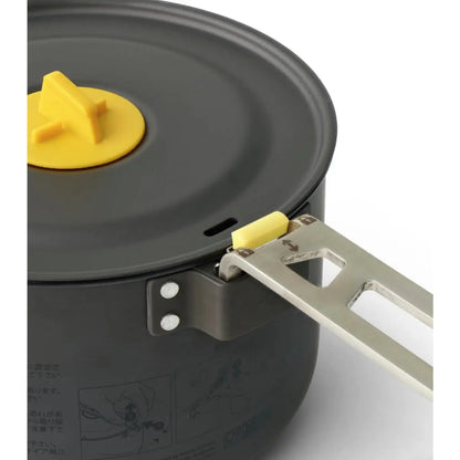 Large radius between base and sidewalls makes it easy to turn and flip food