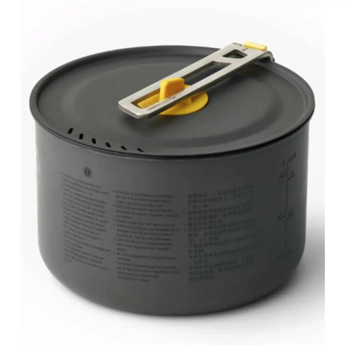 Removable Click-Safe handle allow secure handling and can be reversed to hold the lid and nesting contents in place for storage