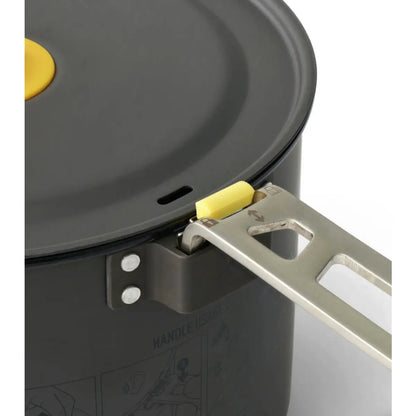 Removable Click-Safe handle allow secure handling and can be reversed to hold the lid and nesting contents in place for storage