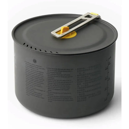 Removable Click-Safe handle allow secure handling and can be reversed to hold the lid and nesting contents in place for storage