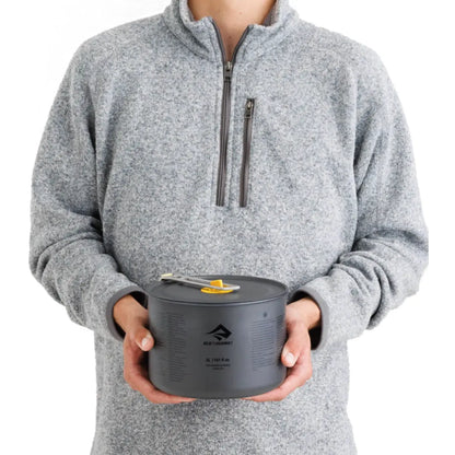 Hard-anodized aluminium alloy for excellent heat transfer and ceramic non-stick coating for easy cooking and clean-up