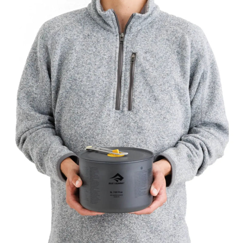 Hard-anodized aluminium alloy for excellent heat transfer and ceramic non-stick coating for easy cooking and clean-up