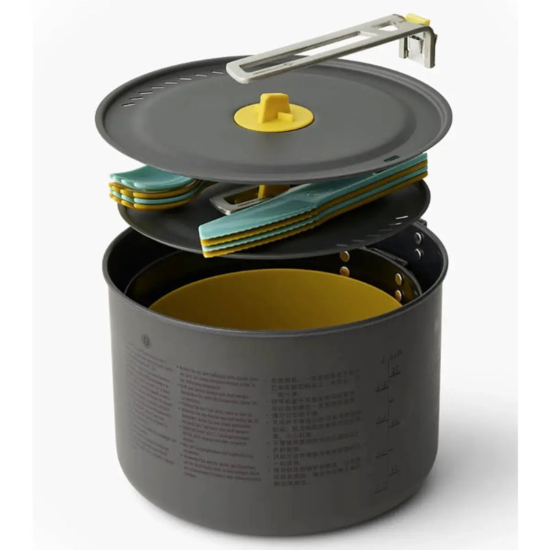 Removable Click-Safe handle allows secure handling and can be reversed to hold the lid and nesting contents in place for storage