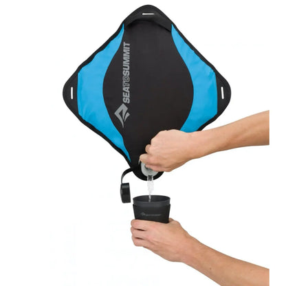 Self shutting valve with single hand operation