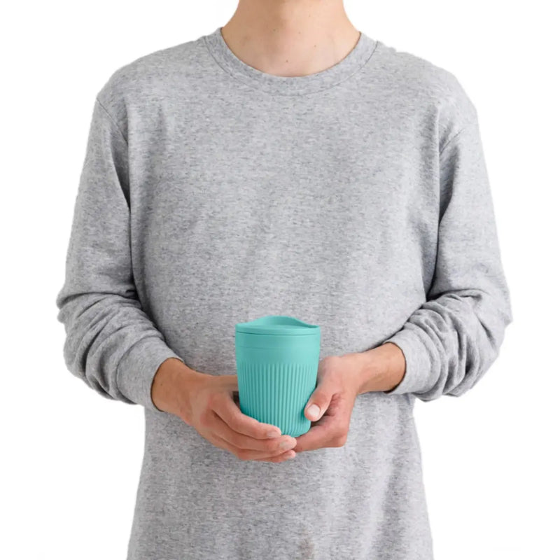 Cool-Grip sidewalls allow you to hold the plate, bowl and mug securely, no matter how hot the contents are