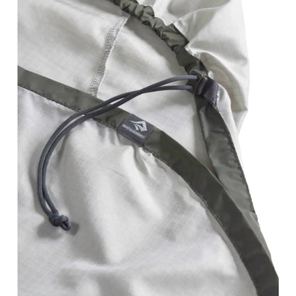 The drawcord shoulder openings can be opened or closed for optimal comfort