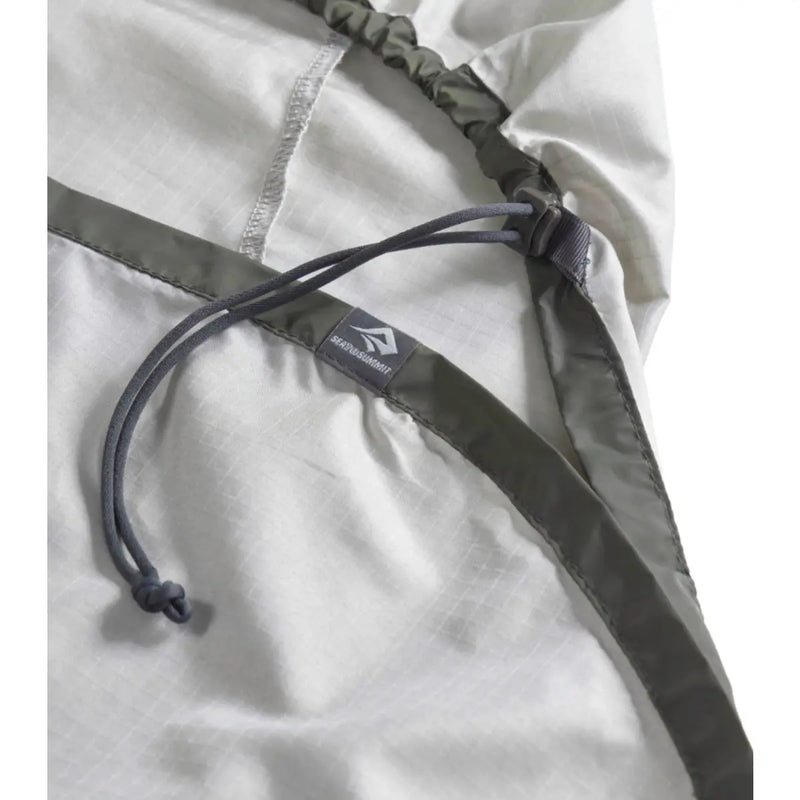 The drawcord shoulder openings can be opened or closed for optimal comfort