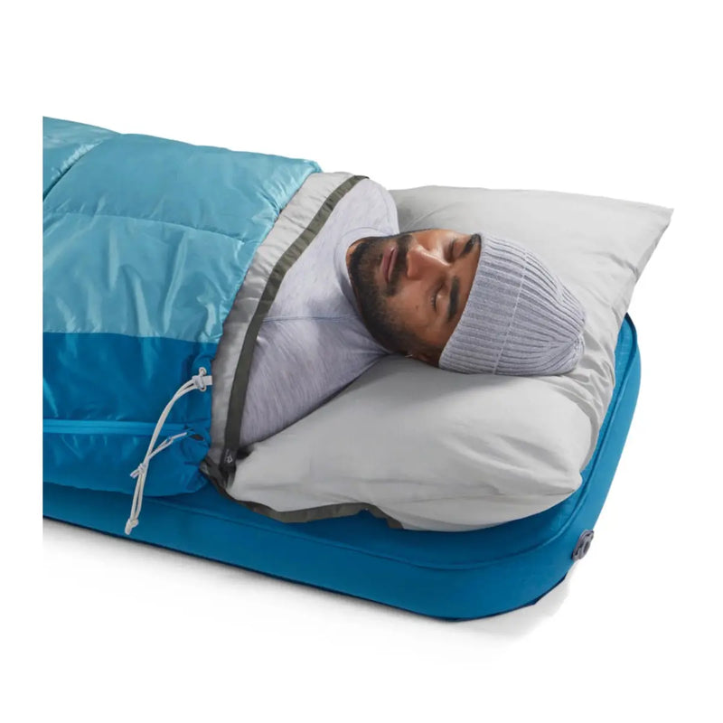 The shoulder drawstring allows you to cinch the Traveller close when temperatures are cooler than expected