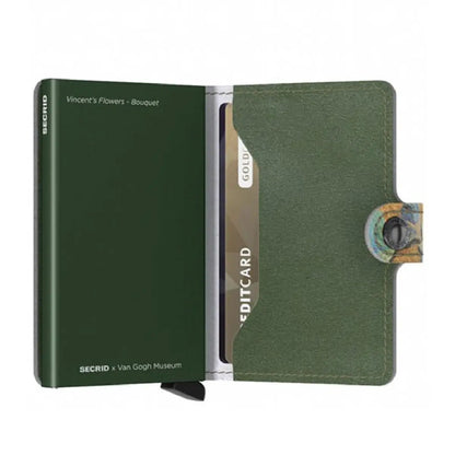 Features press stud closure