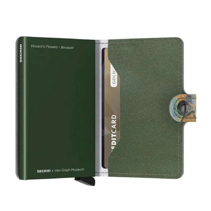 Features press stud closure