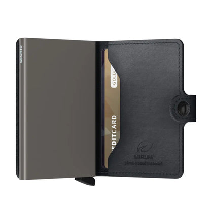 Features press stud closure