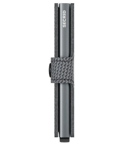 Features press stud closure