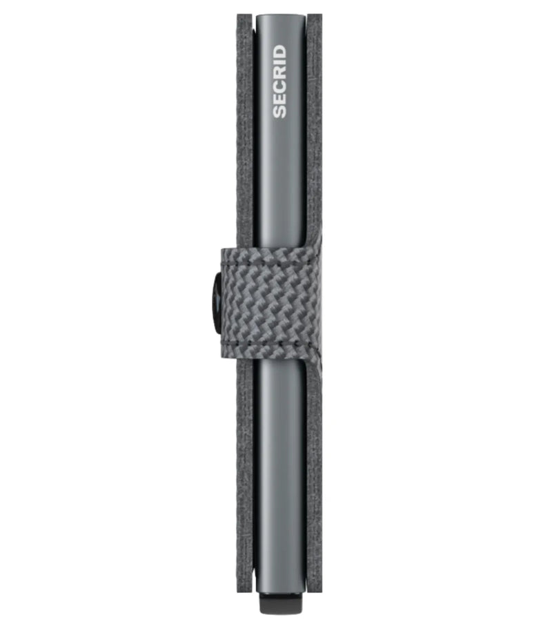 Features press stud closure