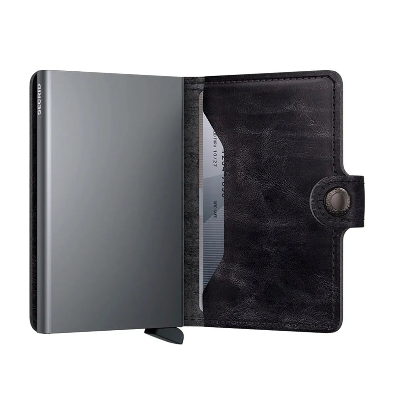 Features press stud closure