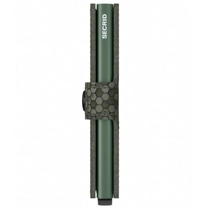 Features press stud closure