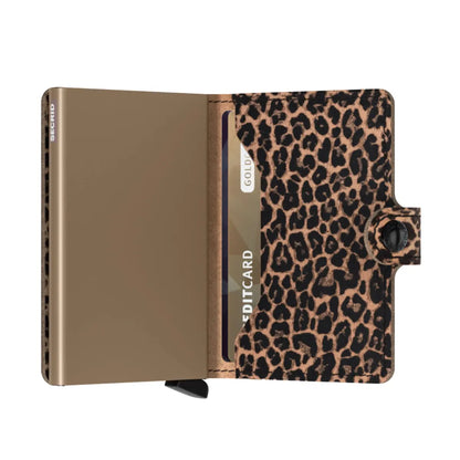 Features press stud closure