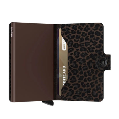 The delicate flock print on the Leo wallet’s leather creates depth and a unique pattern.