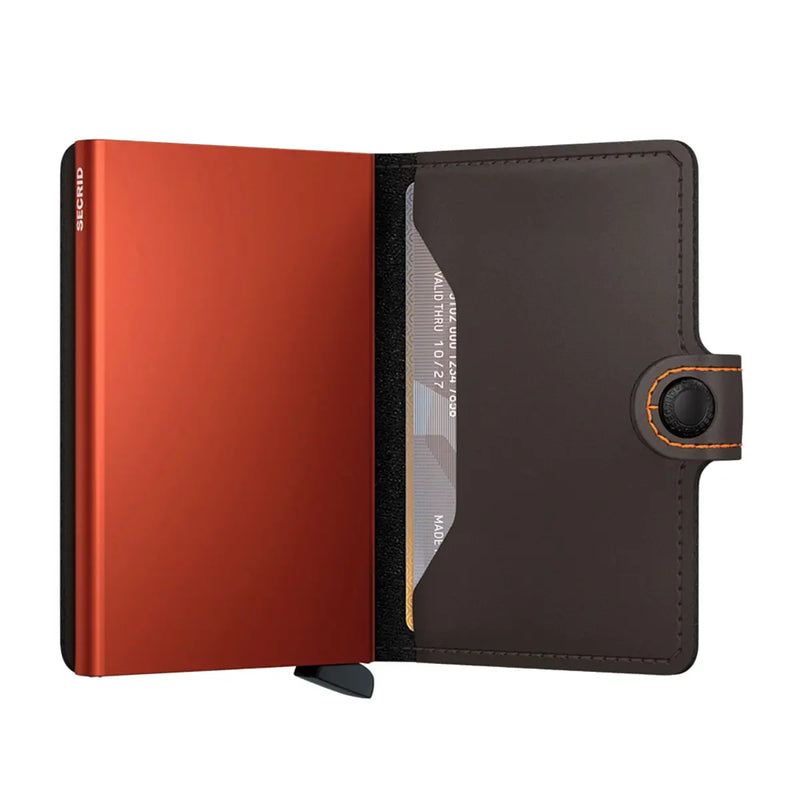 Features press stud closure