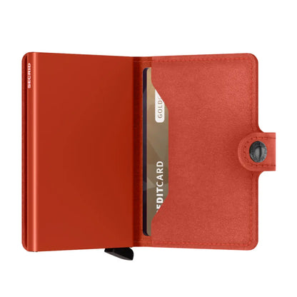 Features press stud closure