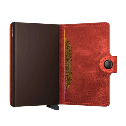 Features press stud closure